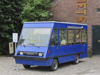 902472 Afbeelding van een oude Spijkstaal-elektrocar die dienst doet als reclamebord bij de Metaal Kathedraal ...